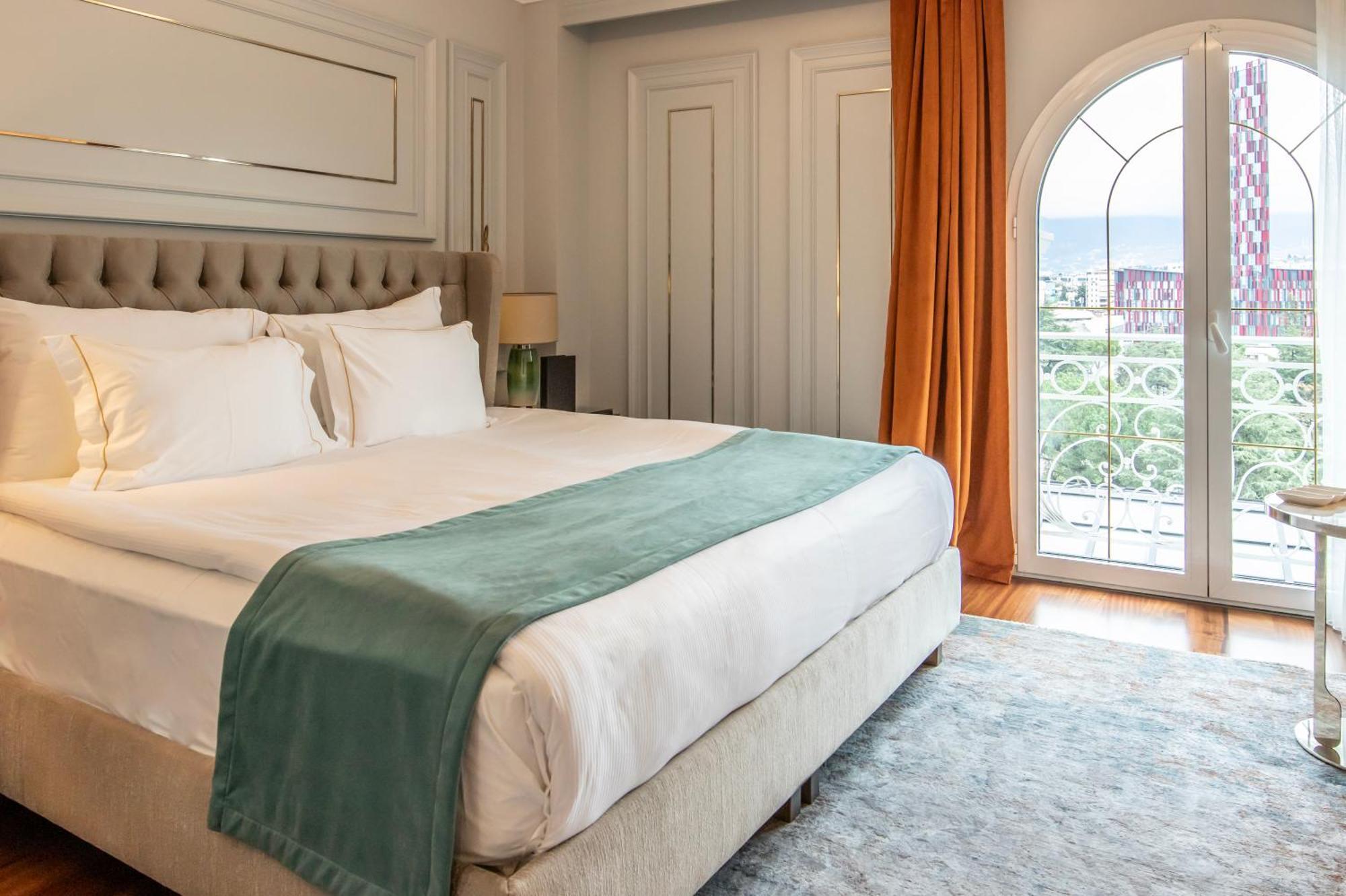 Xheko Imperial Luxury Hotel & Spa 티라나 외부 사진 A bedroom at the hotel