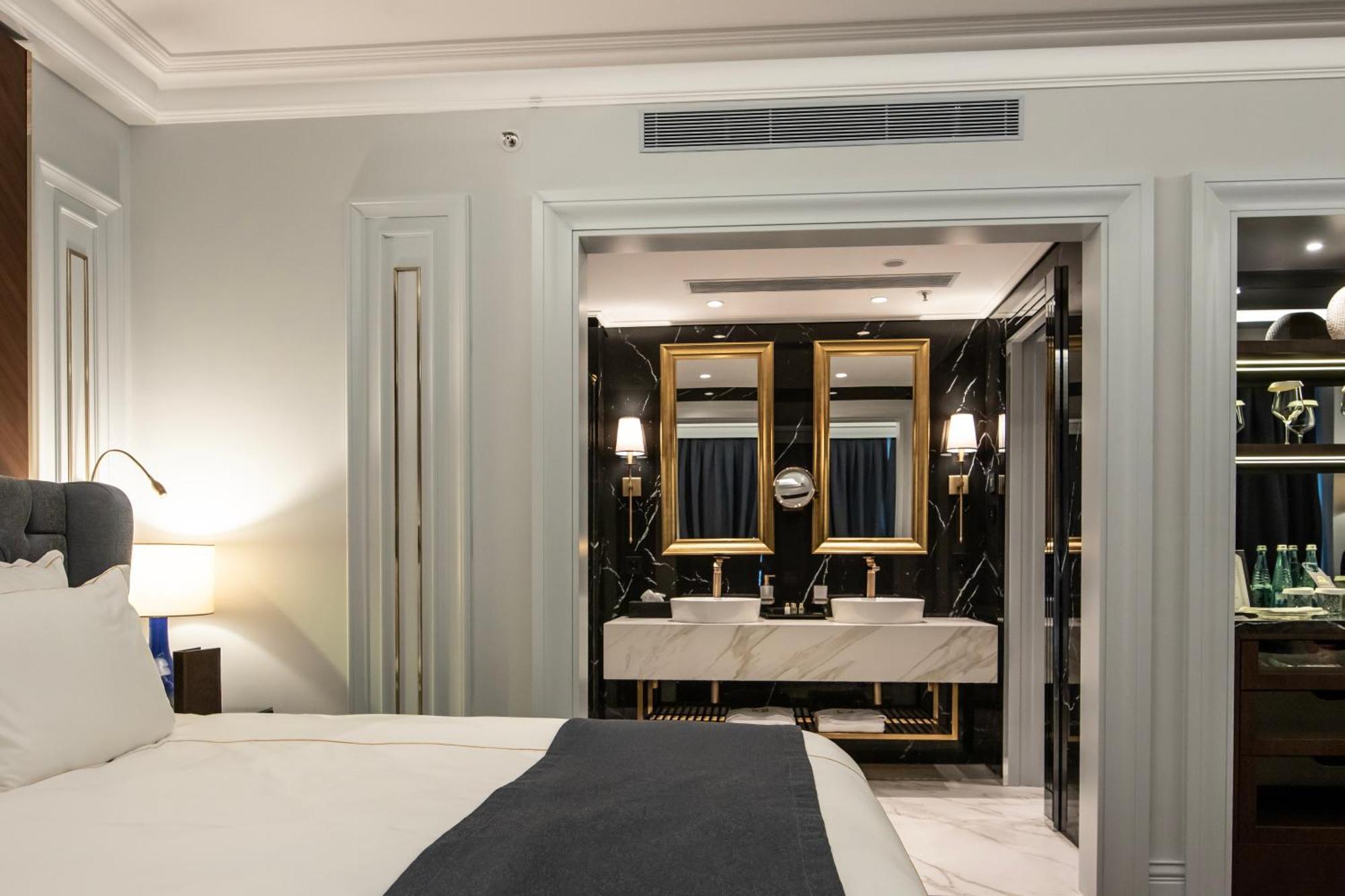 Xheko Imperial Luxury Hotel & Spa 티라나 외부 사진 A suite at the hotel