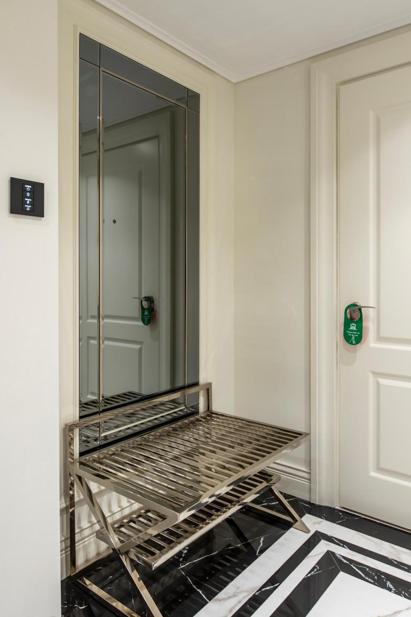 Xheko Imperial Luxury Hotel & Spa 티라나 외부 사진 A door viewer