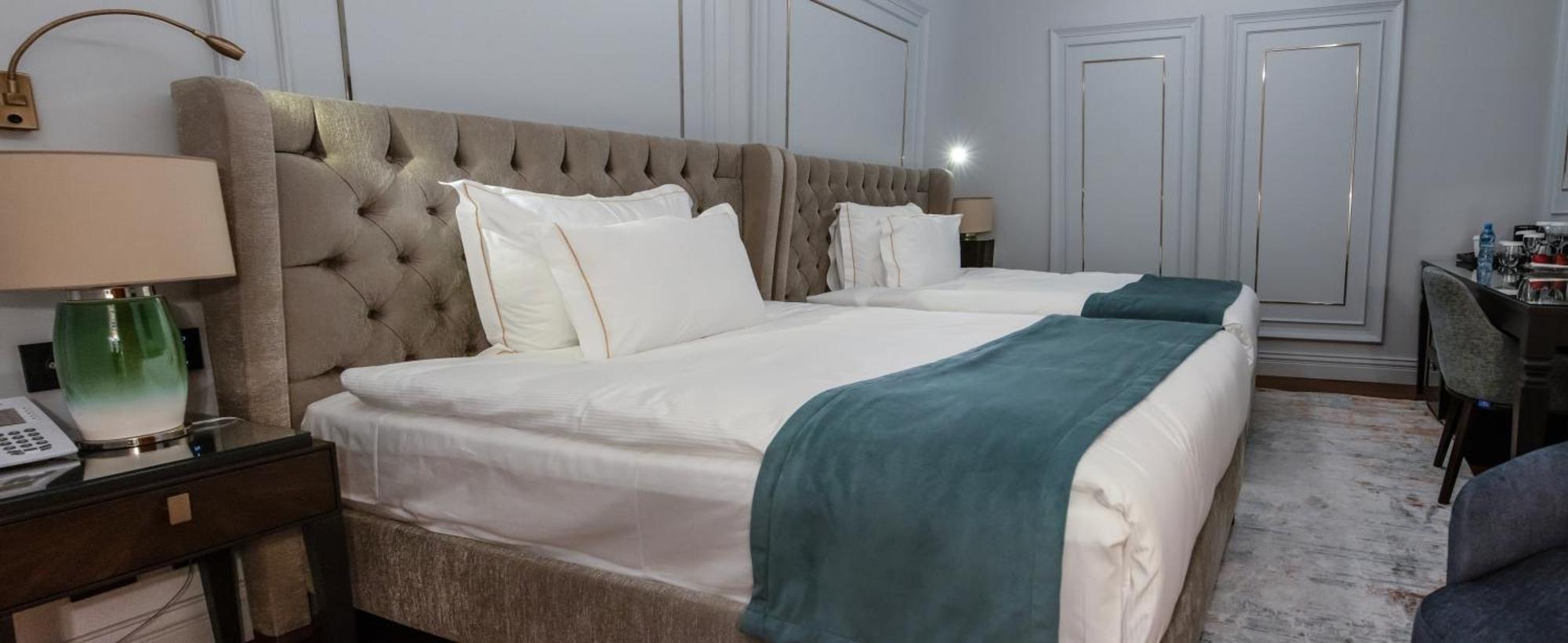 Xheko Imperial Luxury Hotel & Spa 티라나 외부 사진 A bed