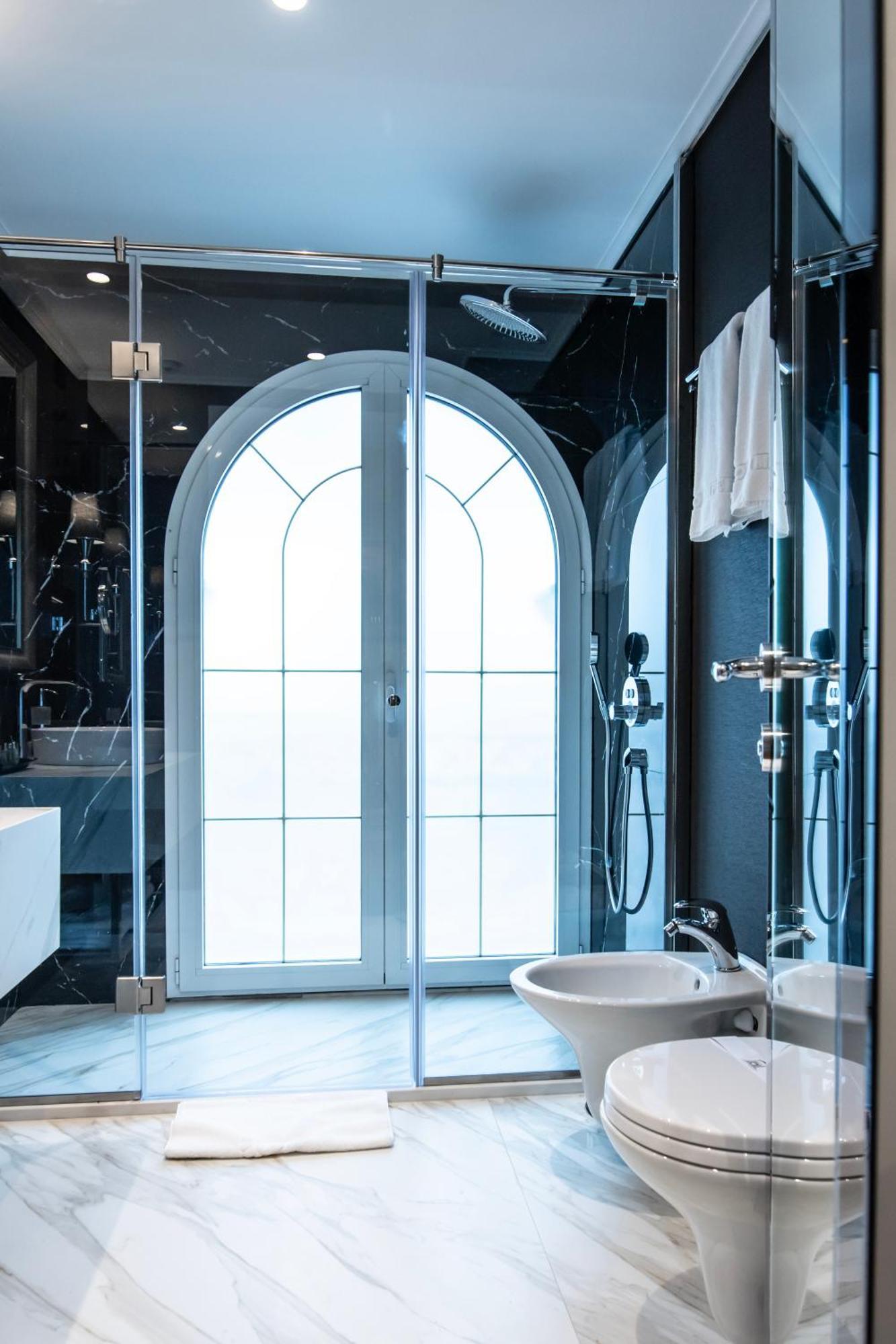 Xheko Imperial Luxury Hotel & Spa 티라나 외부 사진 A modern bathroom