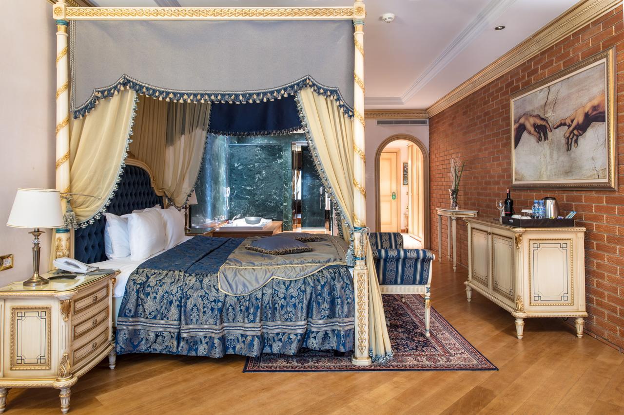 Xheko Imperial Luxury Hotel & Spa 티라나 외부 사진 A bedroom at the Taj Mahal Palace